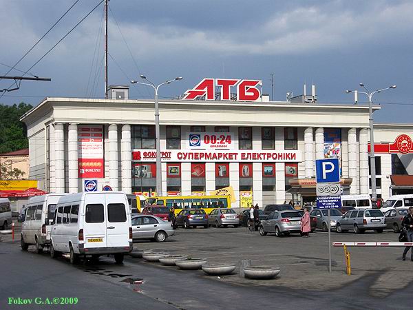 Привокзальная площадь, здание супермаркета электроники у вокзала