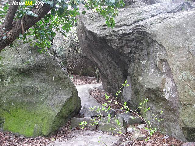 Тропинка через щель в разрубленном осколке скалы. Алупкинский парк,. http://iloveua.org/article/177 Фото: Геннадий Фоков