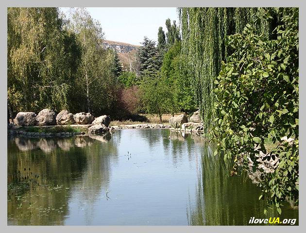 Пейзаж с озером и видом на предгорья Крымских гор. http://iloveua.org/article/88