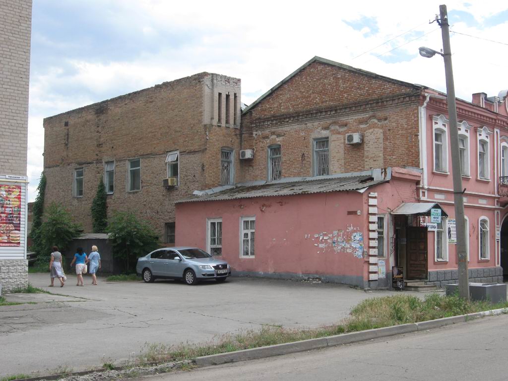 Павлоград, ул. Харьковская 73, старинный дом, вид слева. 