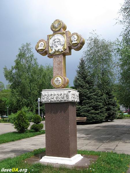 Скульптура у Кафедрального собора в Павлограде. 