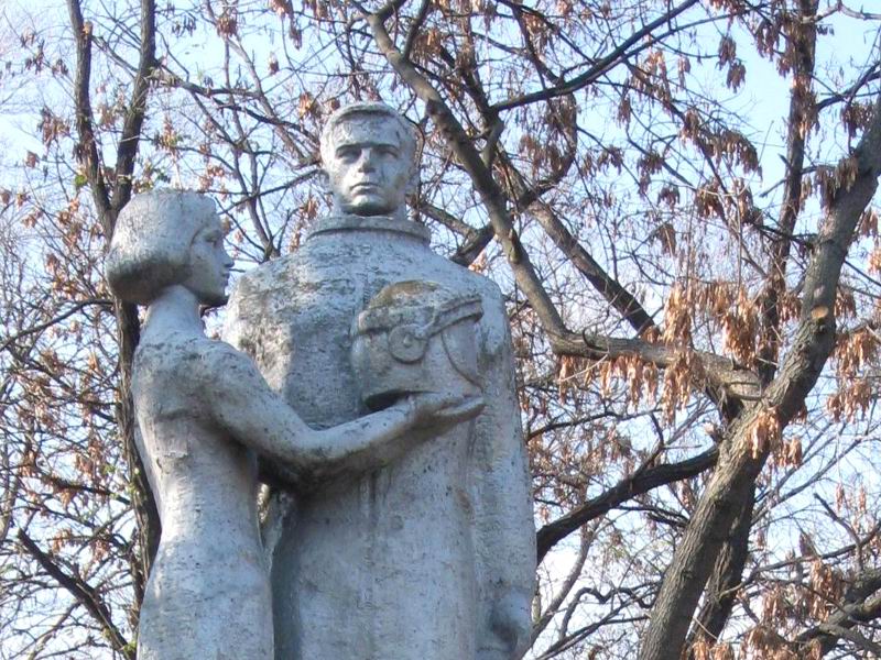 скульптура девушки и космонавта, Павлоград, парк им. Первого мая