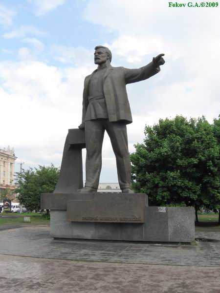 Памятник Петровскому в Днепропетровске