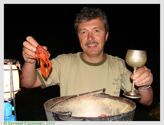 Саша за вечерней трапезой, вареный речной рак, рыбак с вареным раком и рюмкой