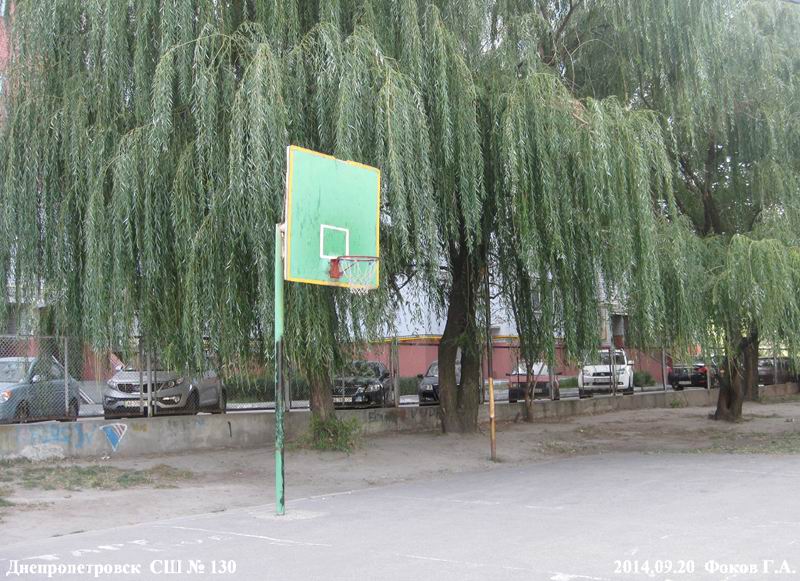 Баскетбольный щит. Днепропетровск, возле СШ № 130.