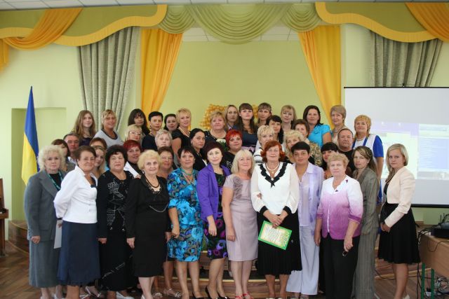 Педагогический коллектив школы № 49, г. Днепропетровск. Фото взято на сайте школы.
