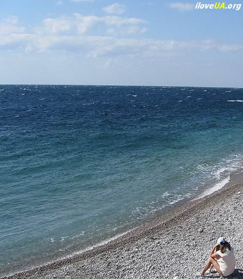 Девушка на берегу моря. Кацивели.  http://iloveua.org/article/114