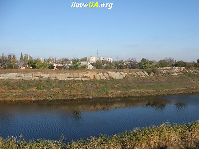 Река Волчья, Павлоград, берег, укреплённый бетонными плитами. http://iloveua.org/article/135