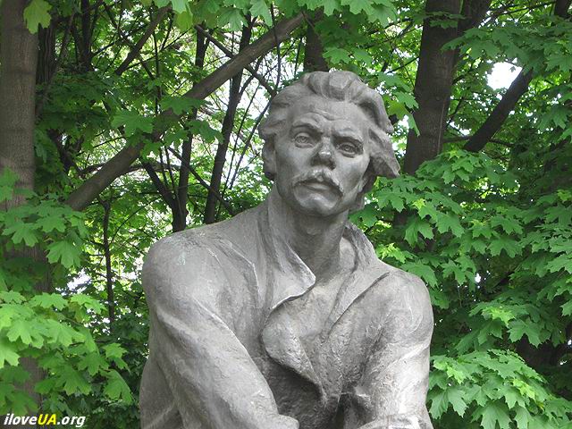 Фрагмент памятника М. Горькому. Днепропетровск. Автор фото: Геннадий Фоков. http://iloveua.org/article/161 