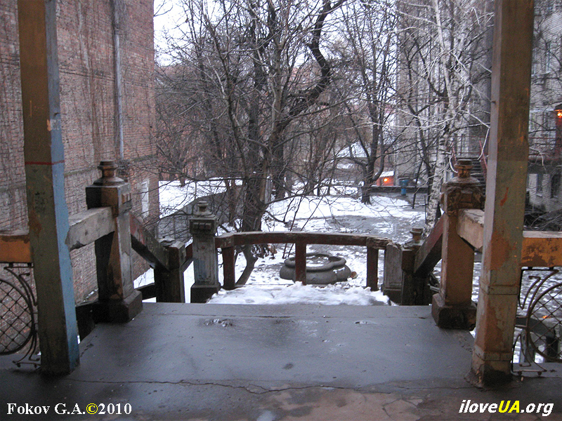 Вид с лестницы во дворе дома по ул. Шевченко, Днепропетровск