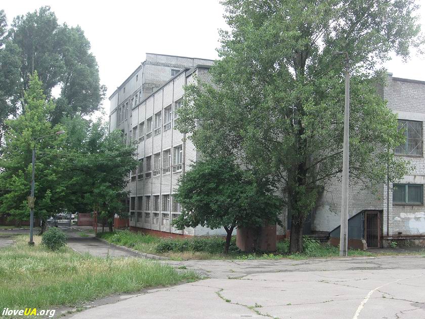 Средняя школа № 62, Днепропетровск, вид с беговой дорожки