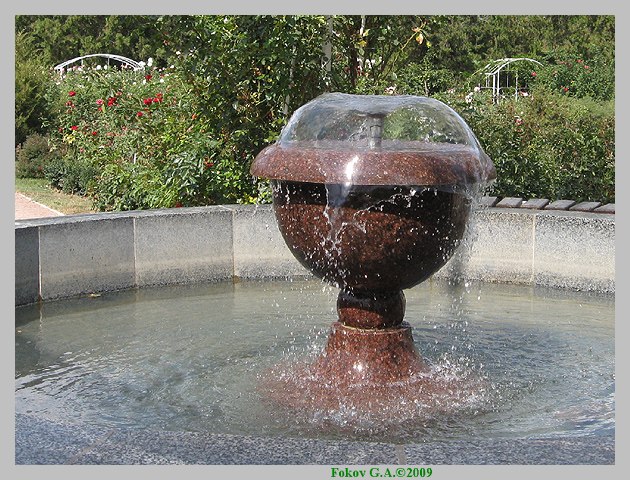 Фонтан розария. Ботанический сад Таврического НУ. http://iloveua.org/article/88