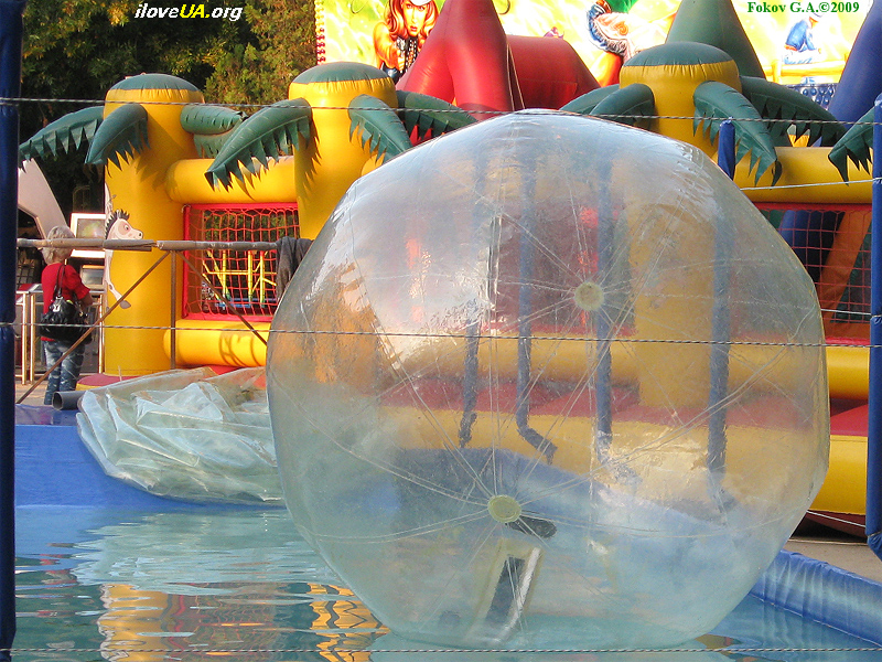 Аттракцион в Детском парке Симферополя. Прозрачная сфера на воде.