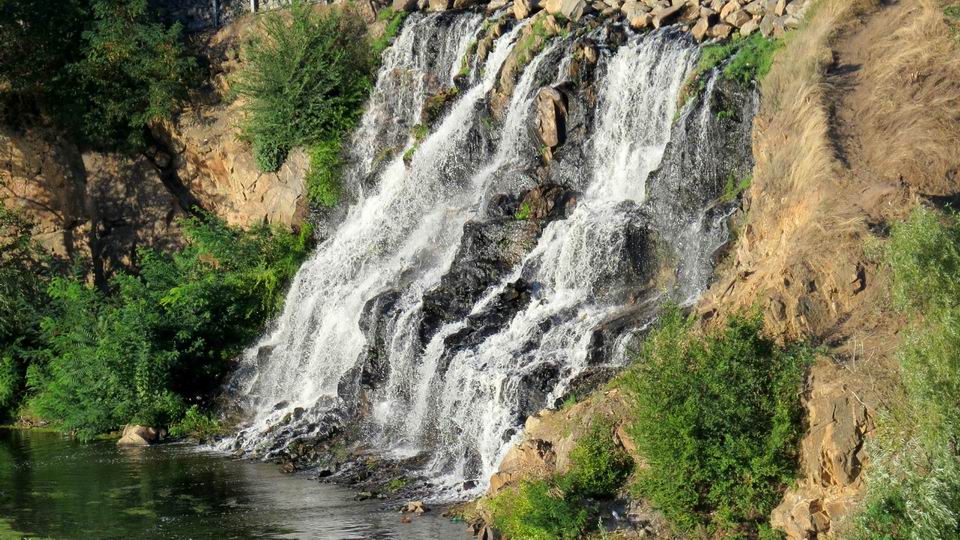 Водопад Ревучий на Монастырском острове в Днепре