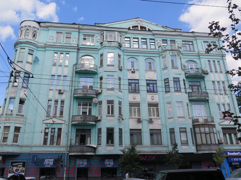 Вид на здание Саксаганского 68 с улицы Паньковского
